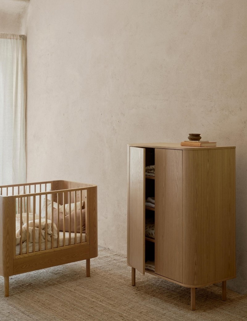 Interiér skříně Yume s policemi a dvěma šatními tyčemi